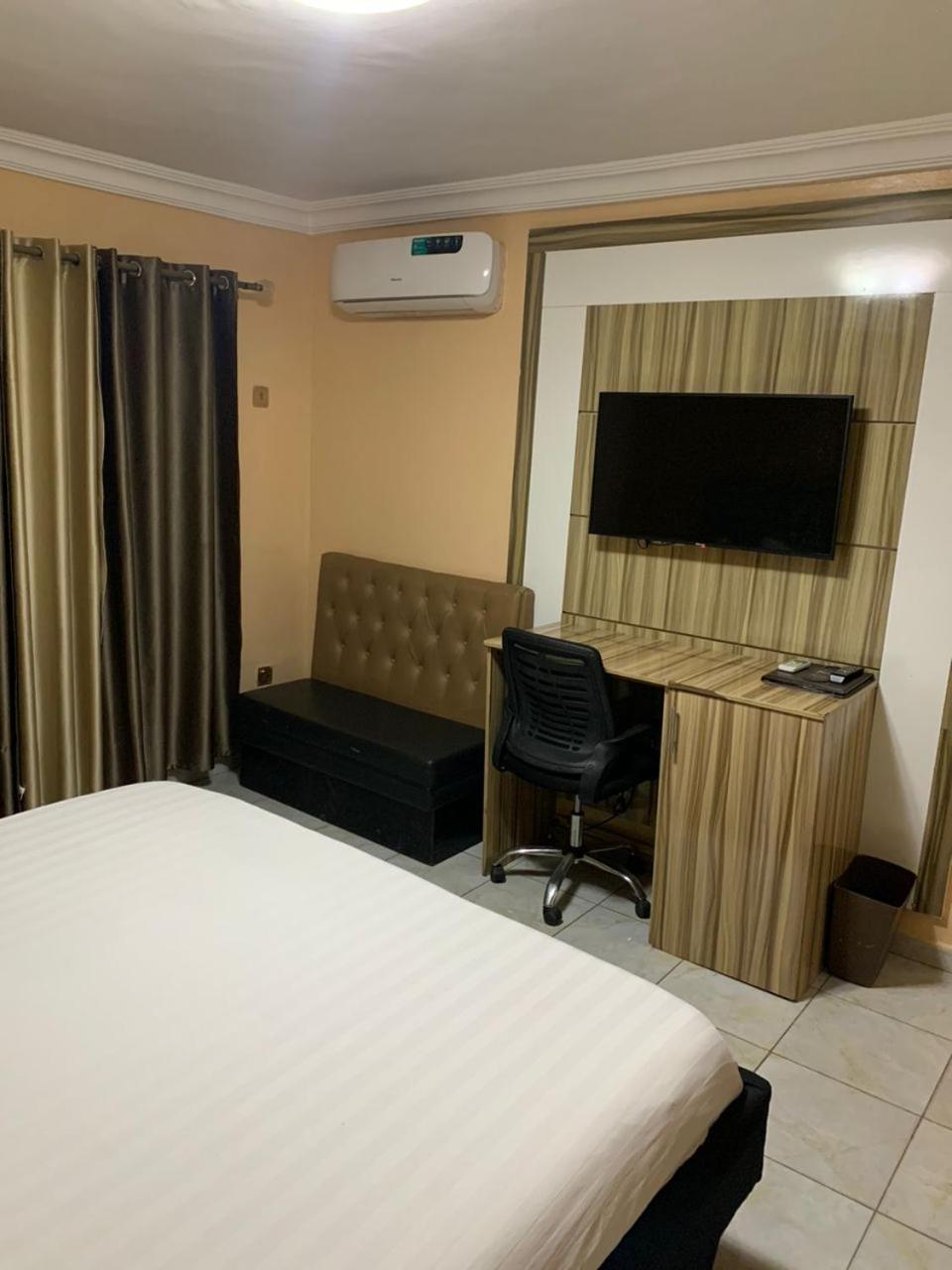 Royal Marquis Hotel Ibadan Esterno foto